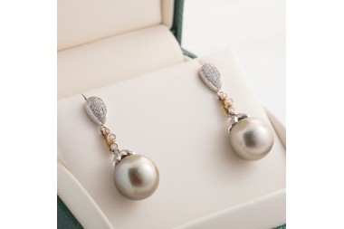 Aretes de perla en oro blanco de 18Kt. con diamantes