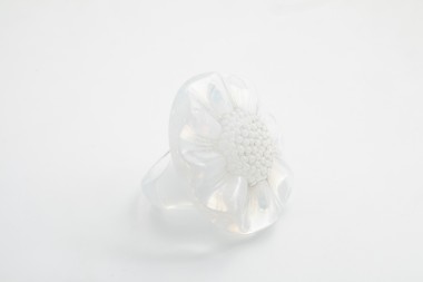 Anillo de flor en cristal blanco Lalique