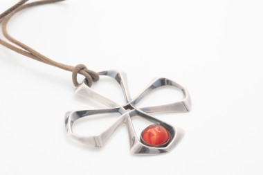 Collar de Lalique con cruz y cristal Lalique rojo