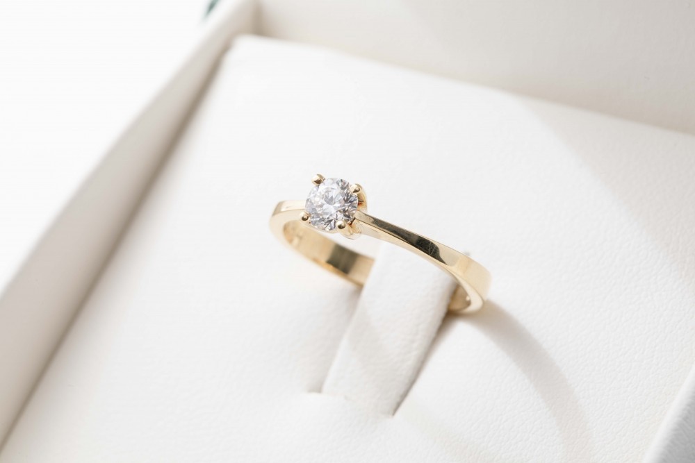 La elegancia del oro en los anillos de matrimonio